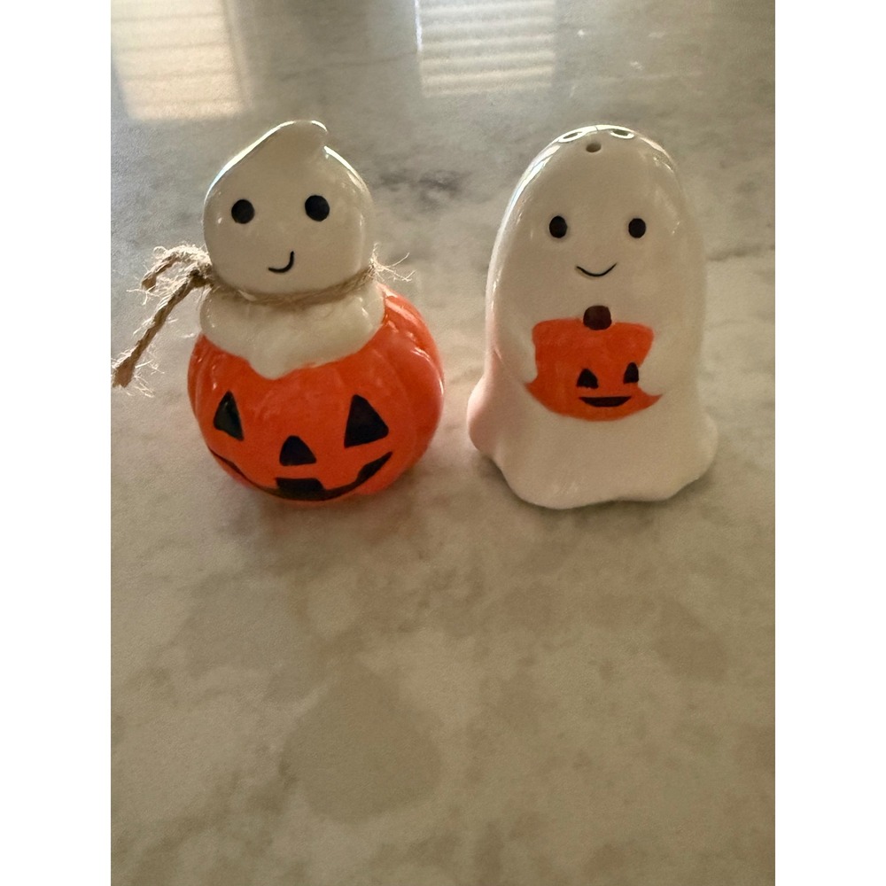 Halloween Ghost and Pumpkin Ceramic Salt and Pepper Shaker Set White Orange New